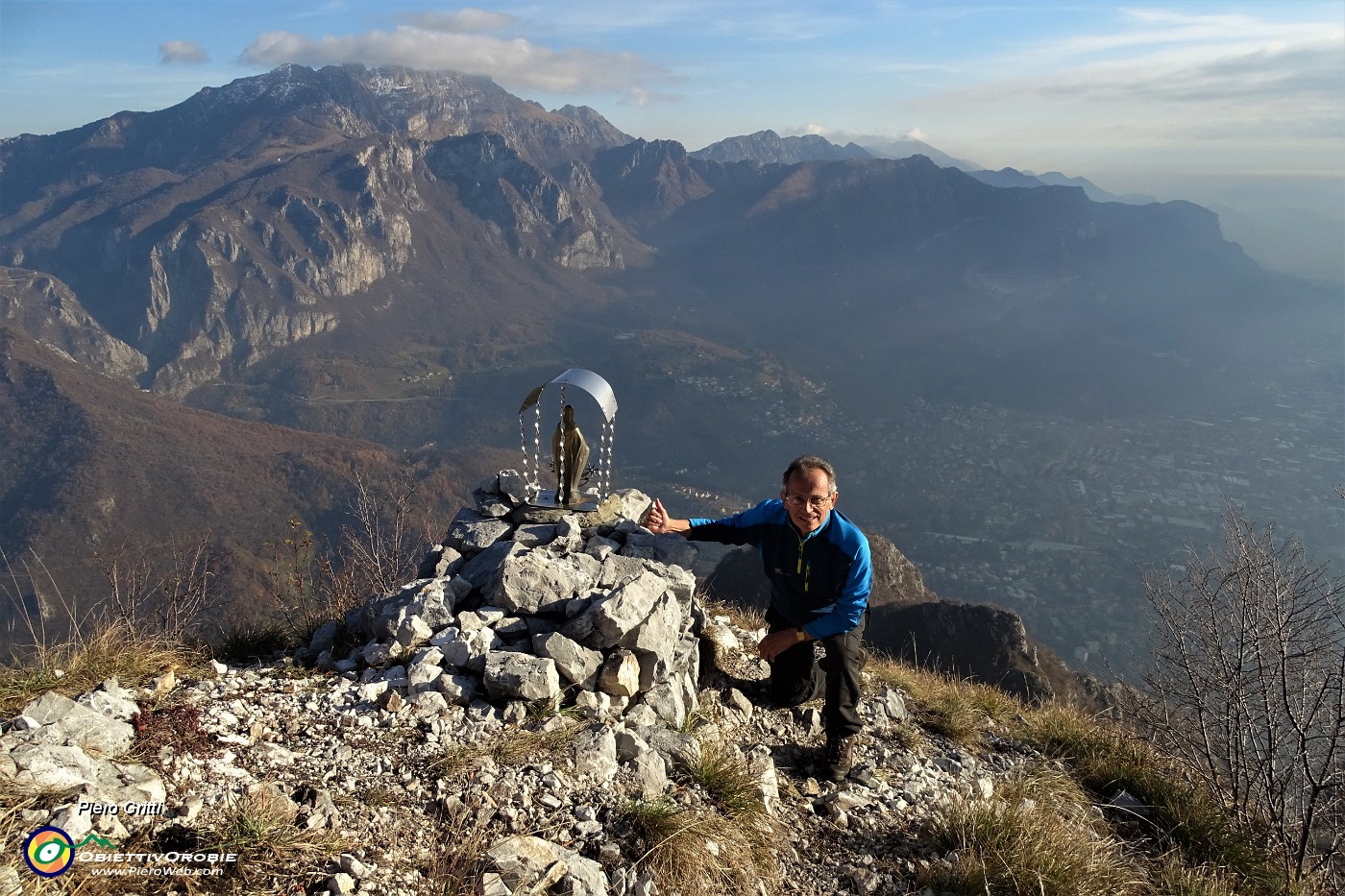 69 Alla Madonnina del Corno Regismondo con vista in Resegone.JPG